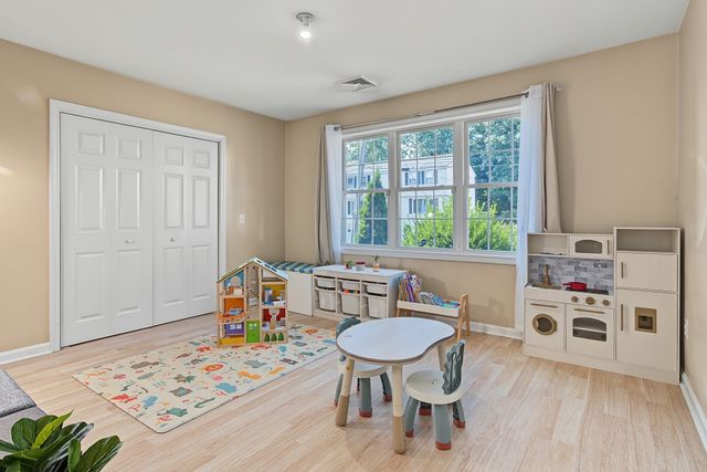 6 Greenhalge St, Worcester, MA 01604