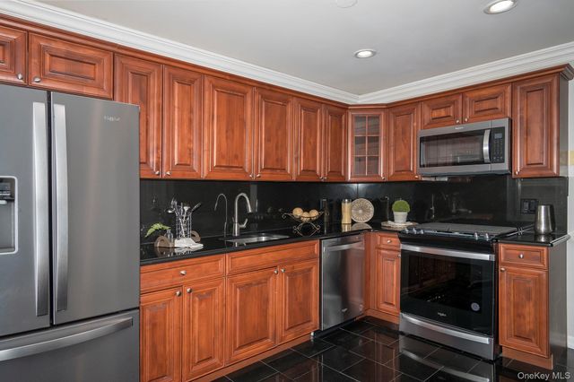 6 Pinnacle Drive 06, Port Jefferson, NY 11777