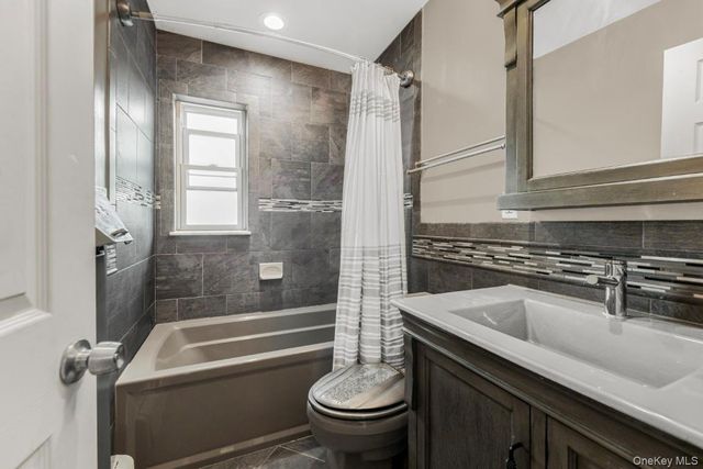 725 E 230th Street, Bronx, NY 10466