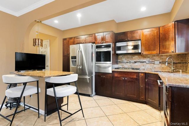 725 E 230th Street, Bronx, NY 10466