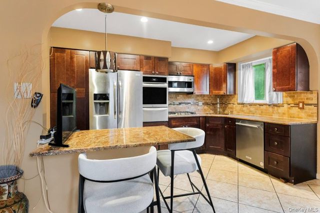 725 E 230th Street, Bronx, NY 10466