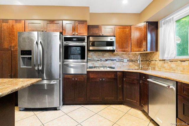 725 E 230th Street, Bronx, NY 10466