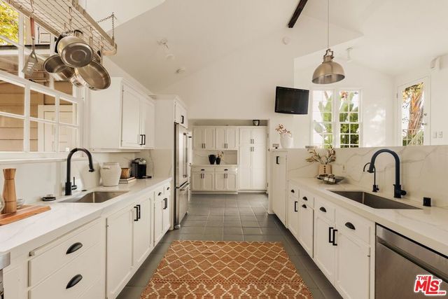1454 Blueridge Drive, Los Angeles, CA 90210