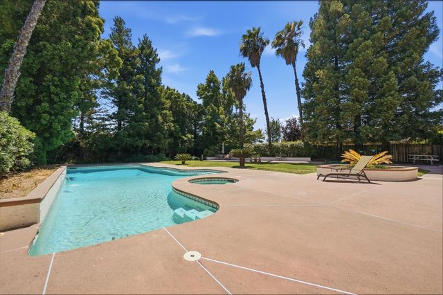 2416 Stonebrook Dr, Modesto, CA 95355