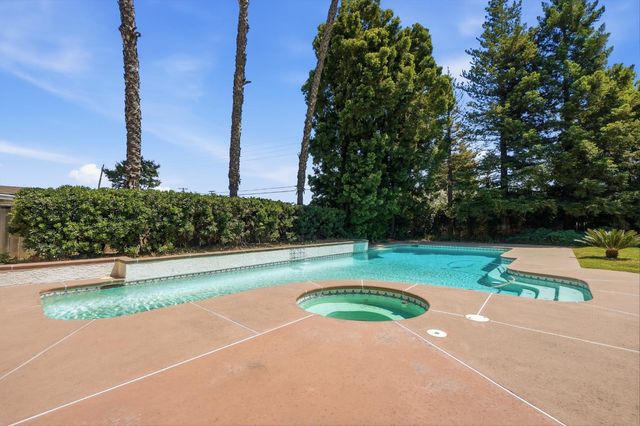 2416 Stonebrook Dr, Modesto, CA 95355