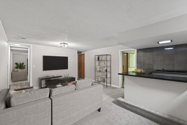 7148 Glenross Road, Woodbury, MN 55125