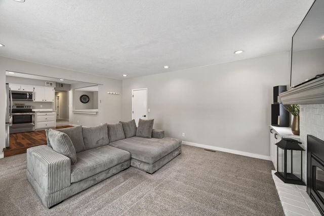 7148 Glenross Road, Woodbury, MN 55125