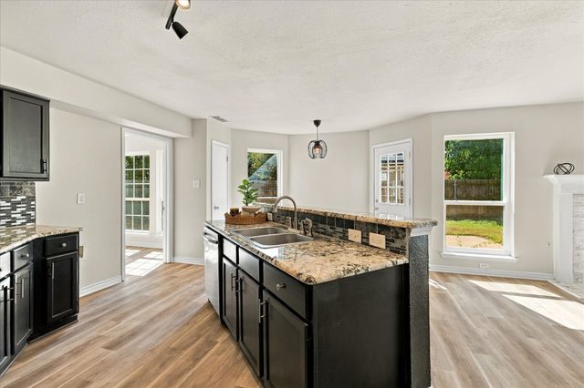 322 Ashley Oak Lane, Lake Dallas, TX 75065