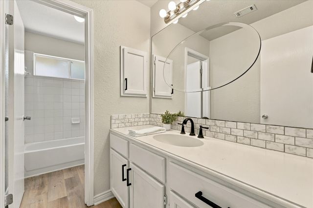 322 Ashley Oak Lane, Lake Dallas, TX 75065