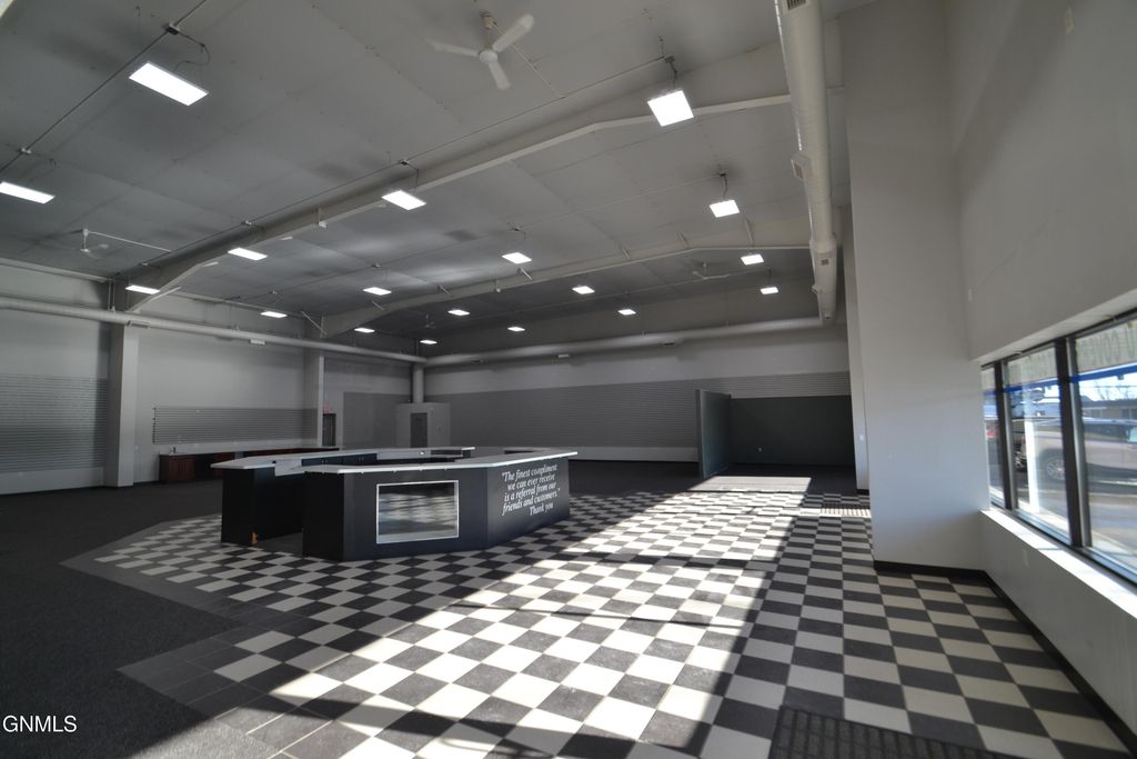 1824 E Main Avenue, Bismarck, ND 58501 photo 11