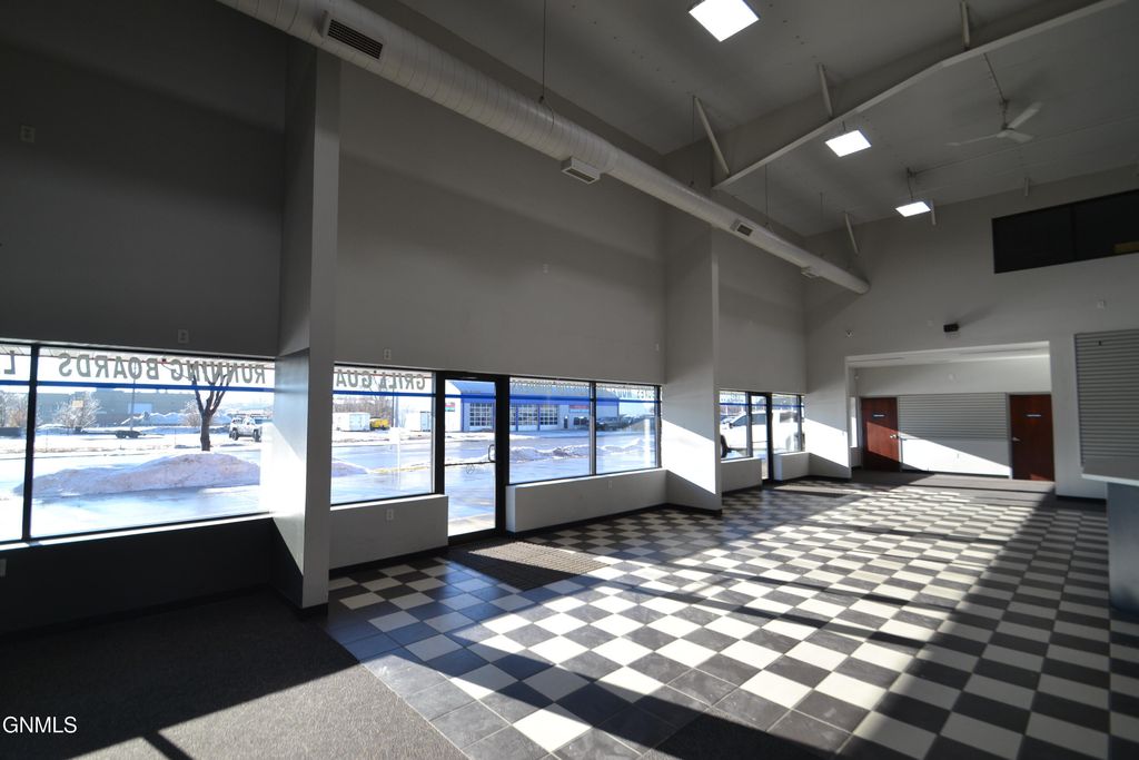 1824 E Main Avenue, Bismarck, ND 58501 photo 5