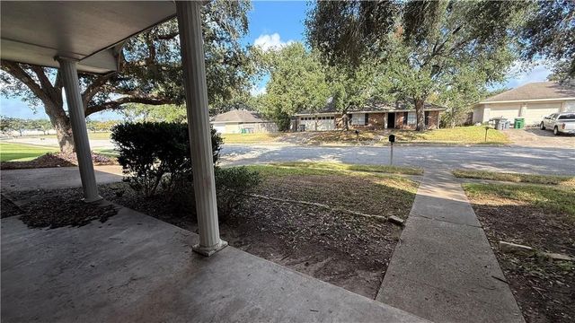 203 Longfellow Lane, Victoria, TX 77904