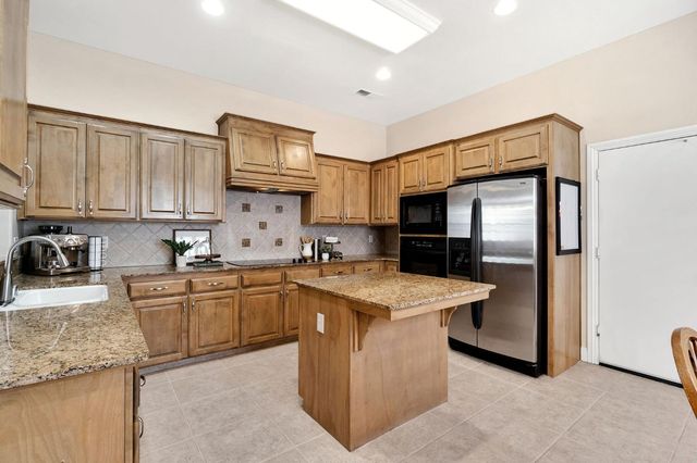 2934 E Salem Avenue, Fresno, CA 93720