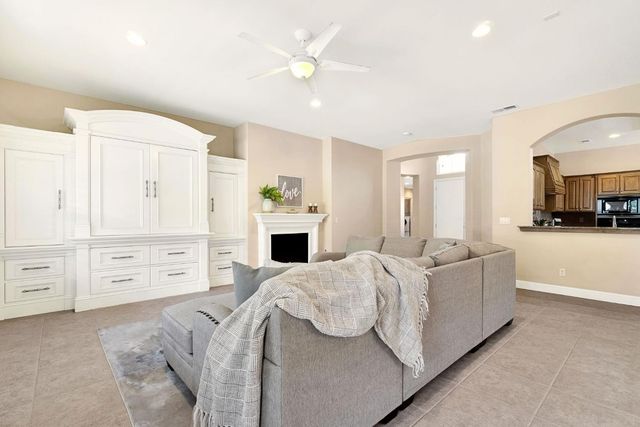 2934 E Salem Avenue, Fresno, CA 93720