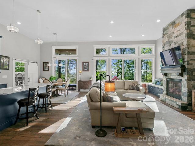 199 Garnet Way, Hendersonville, NC 28791