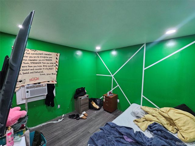 8040 Plainview Avenue, Detroit, MI 48228