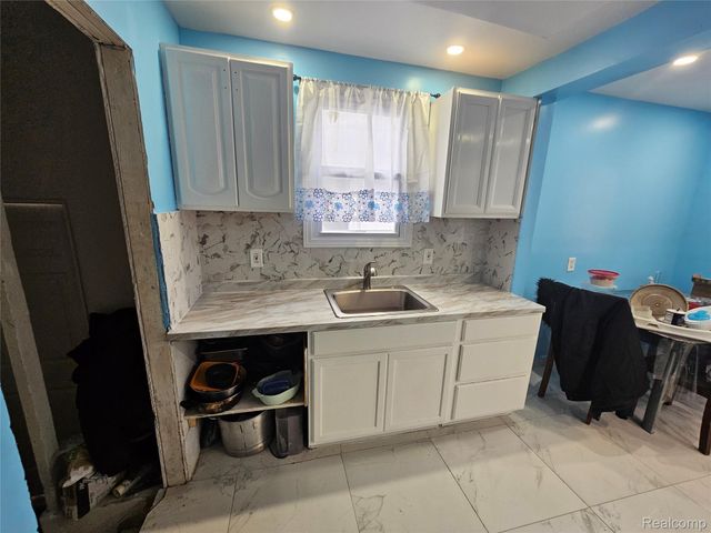 8040 Plainview Avenue, Detroit, MI 48228