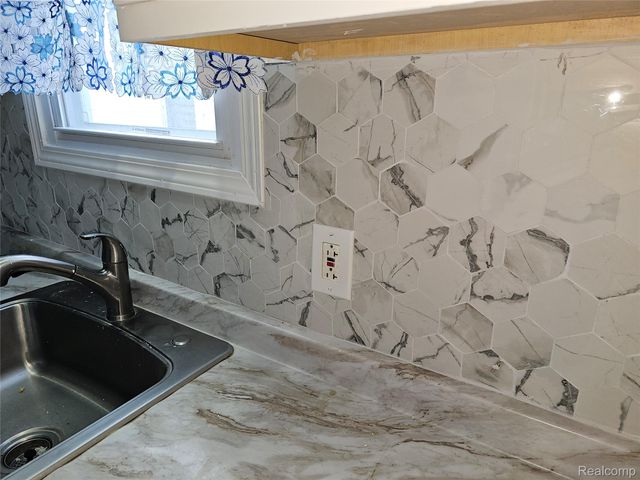 8040 Plainview Avenue, Detroit, MI 48228