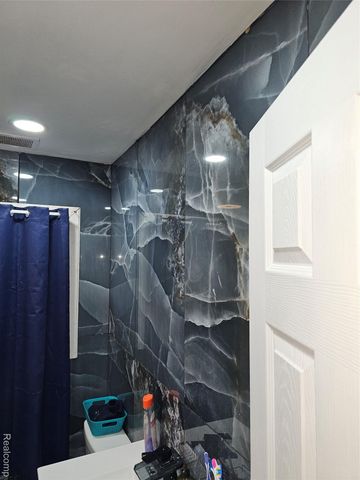 8040 Plainview Avenue, Detroit, MI 48228