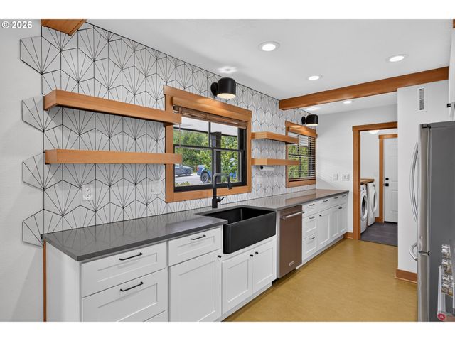 7021 Sw STEPHEN Ln, Portland, OR 97225