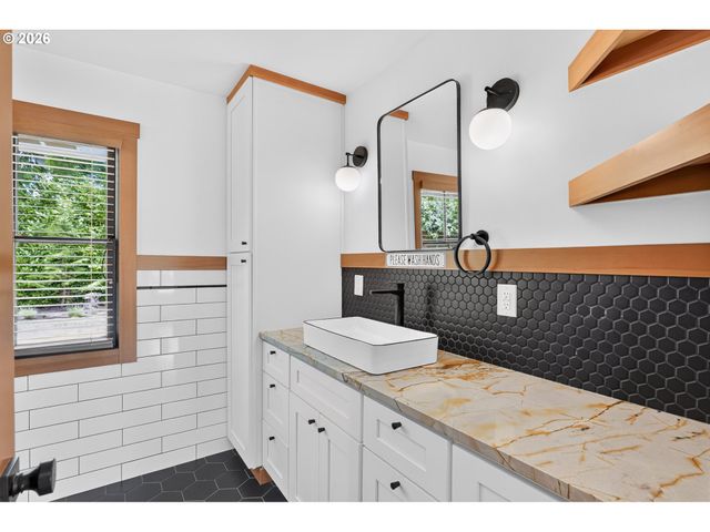 7021 Sw STEPHEN Ln, Portland, OR 97225