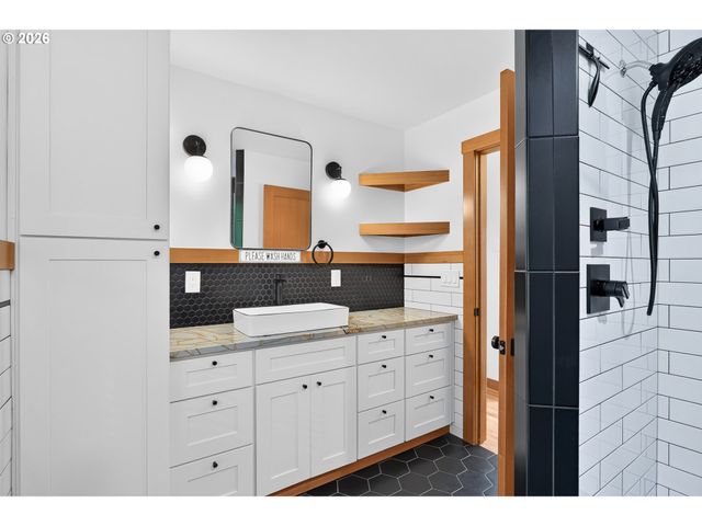 7021 Sw STEPHEN Ln, Portland, OR 97225