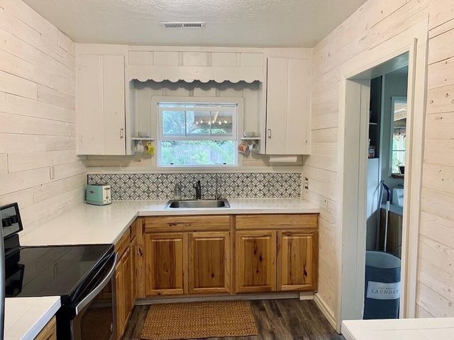 670 N 5th Street, Jacksonville, OR 97530