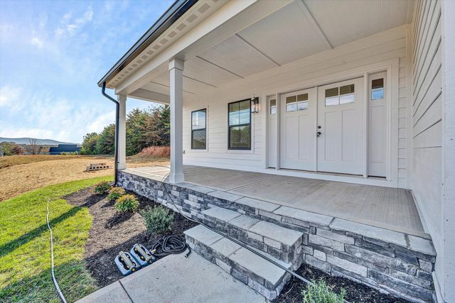 1154 Barrow Hills DR, Huddleston, VA 24104