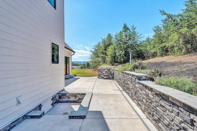 1154 Barrow Hills DR, Huddleston, VA 24104