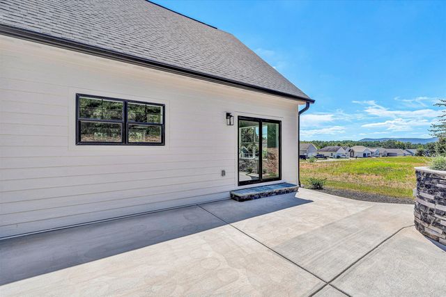 1154 Barrow Hills DR, Huddleston, VA 24104