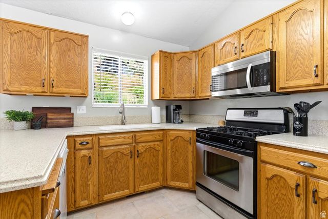 3172 N MOUNTAIN RD, North Ogden, UT 84414