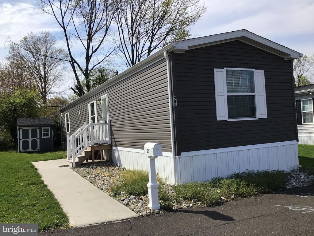 25 KENNEDY DR, Fairless Hills, PA 19030