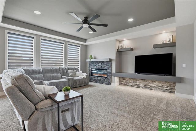 915 Elm Circle, Springfield, NE 68059