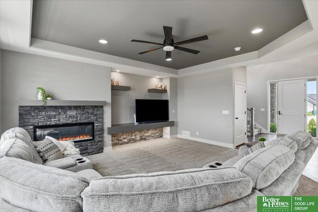 915 Elm Circle, Springfield, NE 68059