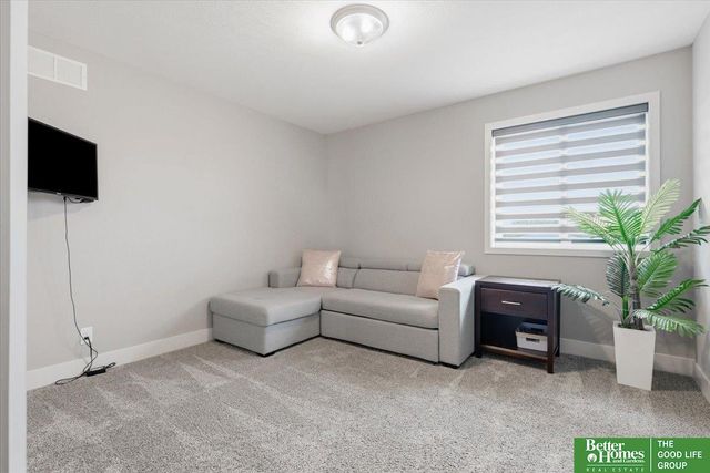 915 Elm Circle, Springfield, NE 68059