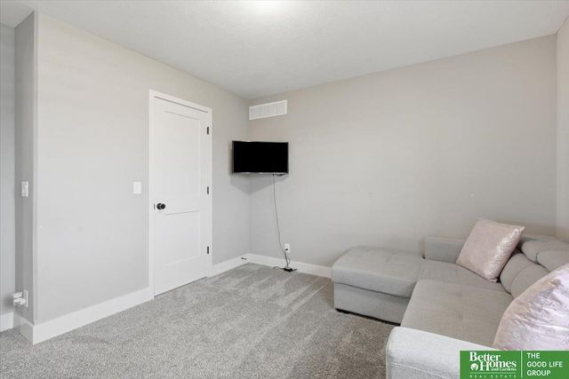 915 Elm Circle, Springfield, NE 68059