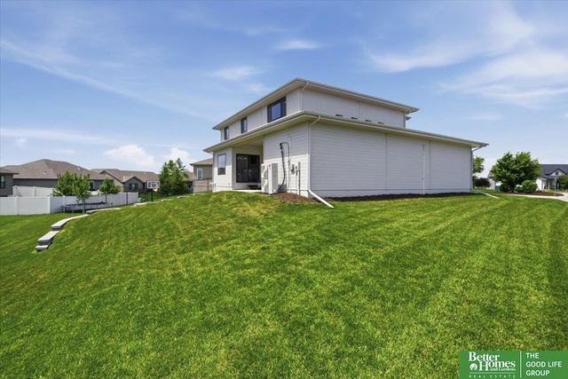 915 Elm Circle, Springfield, NE 68059