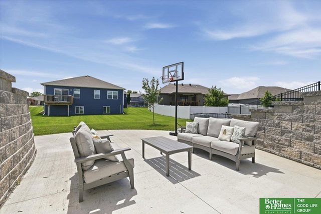 915 Elm Circle, Springfield, NE 68059