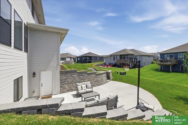 915 Elm Circle, Springfield, NE 68059