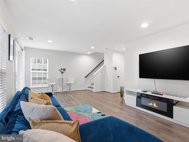 8280 CLAY LN, Manassas, VA 20110