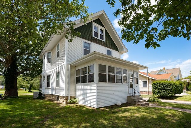 1722 Ellis Blvd NW, Cedar Rapids, IA 52405