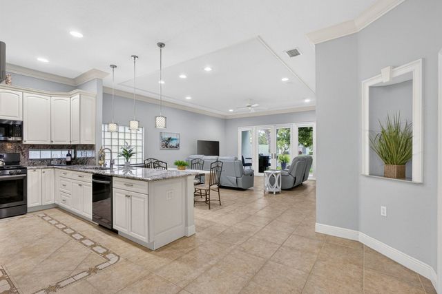 118 Kensington Way, Royal Palm Beach, FL 33414