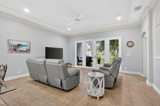 118 Kensington Way, Royal Palm Beach, FL 33414