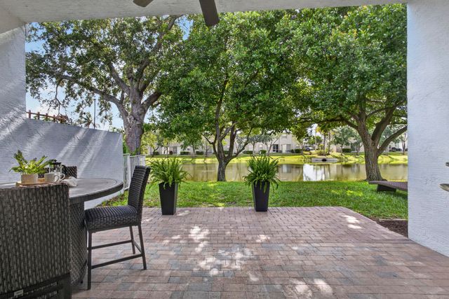 118 Kensington Way, Royal Palm Beach, FL 33414