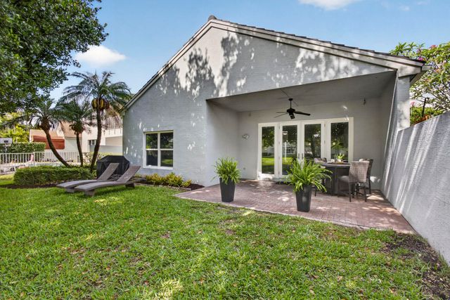 118 Kensington Way, Royal Palm Beach, FL 33414