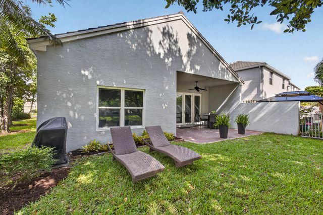 118 Kensington Way, Royal Palm Beach, FL 33414