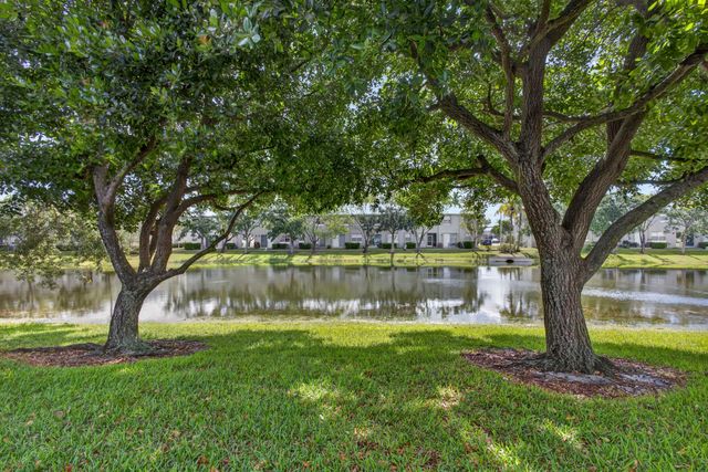 118 Kensington Way, Royal Palm Beach, FL 33414