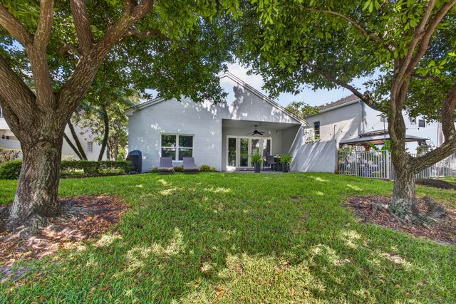 118 Kensington Way, Royal Palm Beach, FL 33414