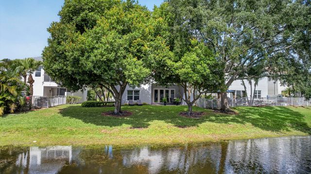 118 Kensington Way, Royal Palm Beach, FL 33414