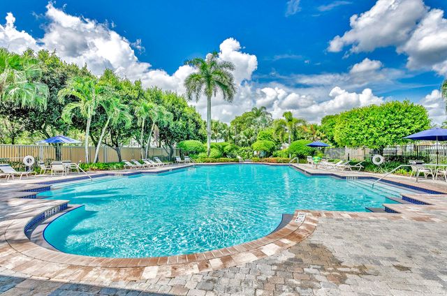 118 Kensington Way, Royal Palm Beach, FL 33414
